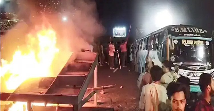 মনোনয়ন না পাওয়ায় এক্সপ্রেসওয়েতে টায়ার জ্বালিয়ে অবরোধ